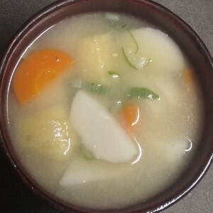 里芋とにんじん油揚げの味噌汁